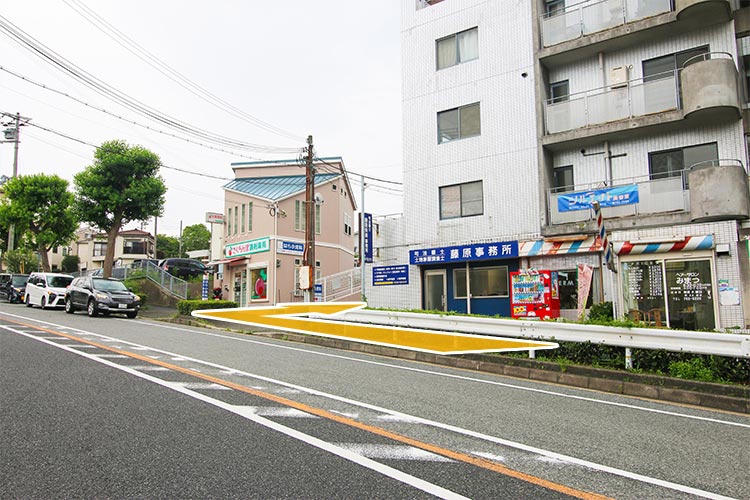 福田小学校バス停向かいにある「さくらんぼ調剤薬局」横の通りに入ると当院があります。