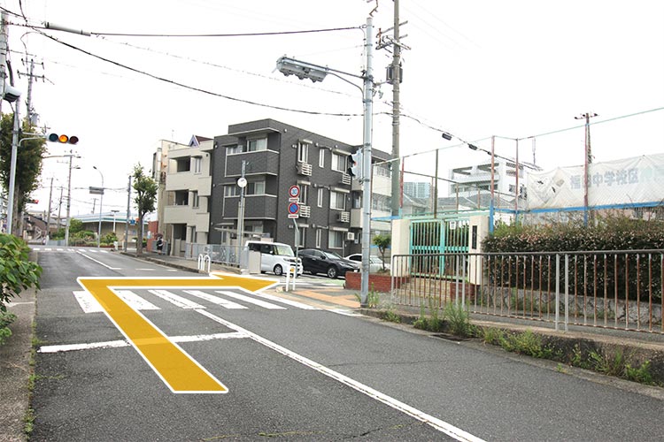 福田小学校角の交差点を右折すると左手に当院があります。